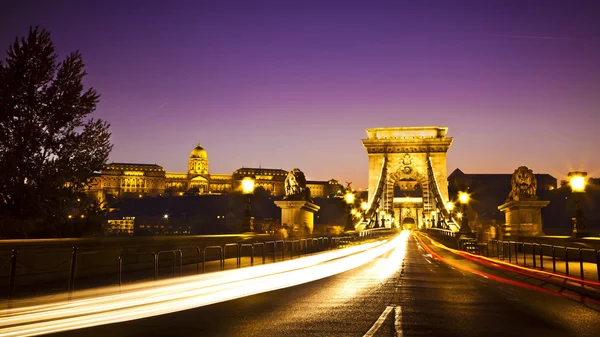 Oświetlone szechenyi chain Bridge jest most wiszący, który obejmuje rzeki Dunaj Budapeszt piękne, ozdobne, stolica Węgier w nocy — Zdjęcie stockowe