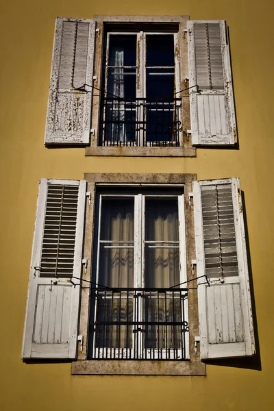 Altes, weißes, rustikales Vintage-Holzfenster auf der großen Burg — Stockfoto