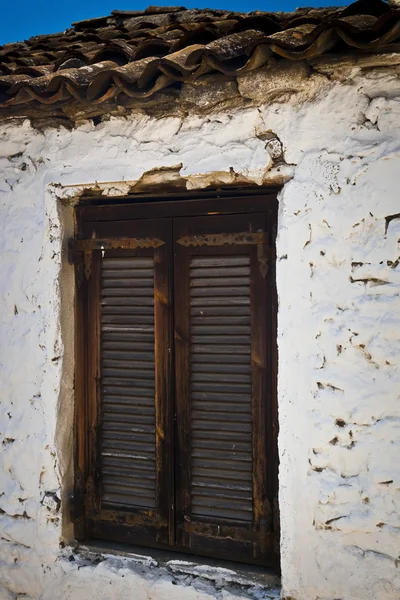 Perinteinen vanha puinen ikkuna Kreikassa — kuvapankkivalokuva