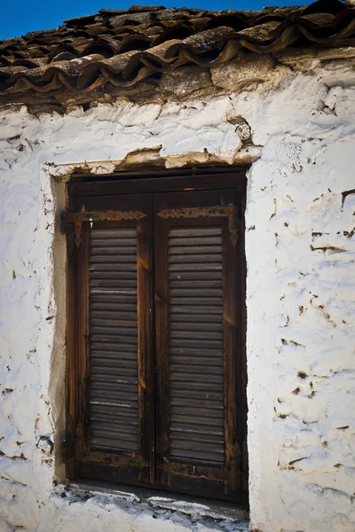 Traditionelles altes Holzfenster in Griechenland — Stockfoto