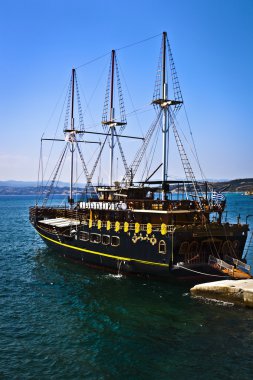 antika ahşap gemi mavi denizin mavi gökyüzü ile yelken