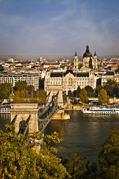 Vista con el Puente de las Cadenas, Basílica, Río Danubio desde el Castillo de Buda — Foto de Stock
