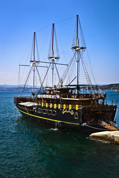 Vintage wooden ship sailing on the blue sea with blue sky — Stock Photo, Image