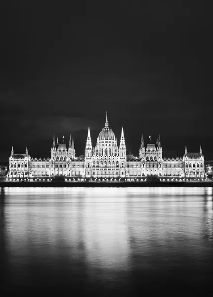 Parlement, Boedapest, Hongarije op nacht in zwart-wit — Stockfoto