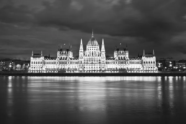 Parlement, Boedapest, Hongarije op nacht in zwart-wit — Stockfoto