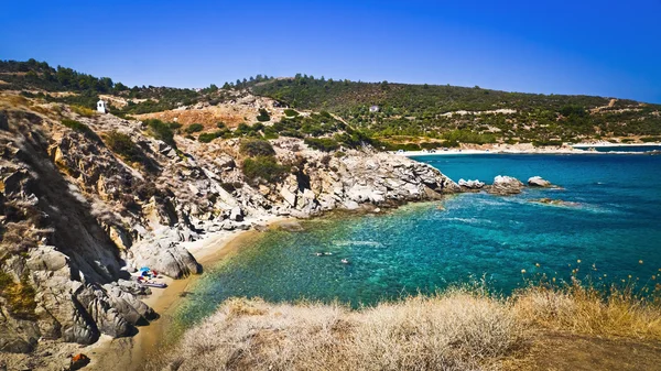 Underbara stranden vid Egeiska havet på sithonia halvön halkidiki, Grekland — Stockfoto