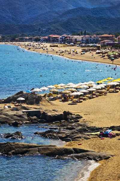 Wunderschöner strand am ägäischen meer in sarti, sithonia, halkidiki penisula, griechenland — Stockfoto