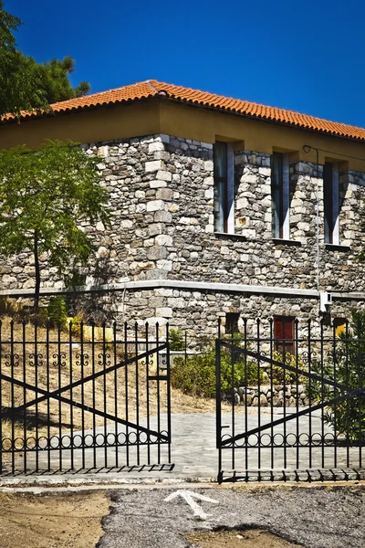 Güzel güneş ışığı altında geleneksel Akdeniz villa