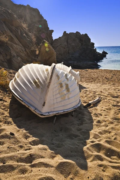 Boote in Strandnähe mit hohen Felsen am Morgen lizenzfreie Stockbilder