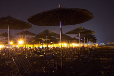 gece kumsalda
