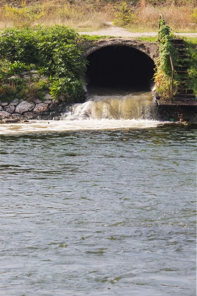 Vervuilde rivier — Stockfoto