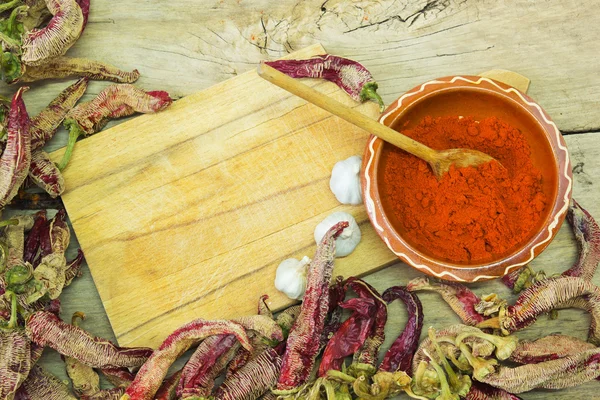 Pimentas na mesa de madeira . — Fotografia de Stock