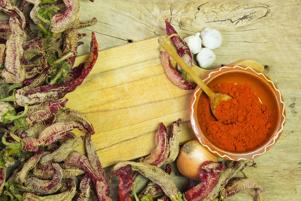 Paprika's op houten tafel. — Stockfoto