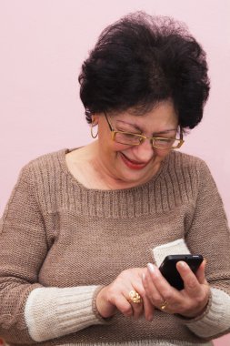 yaşlı kadın ve akıllı telefon.