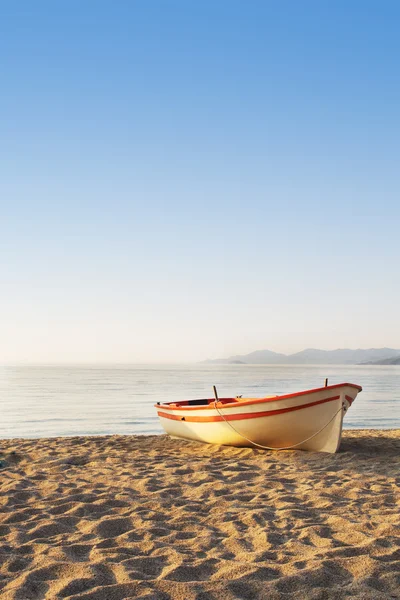 Boot op het zand — Stockfoto