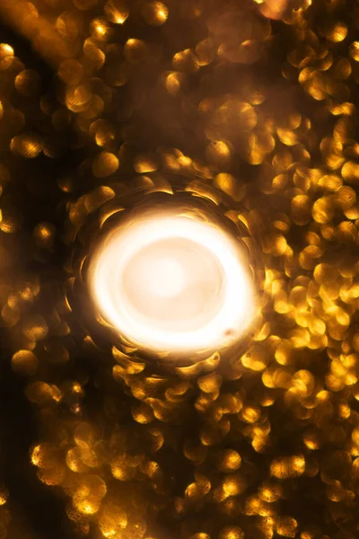 Altın Sarısı Işıkları Olan Soyut Şenlikli Bir Arka Plan Odaklanmış — Stok fotoğraf