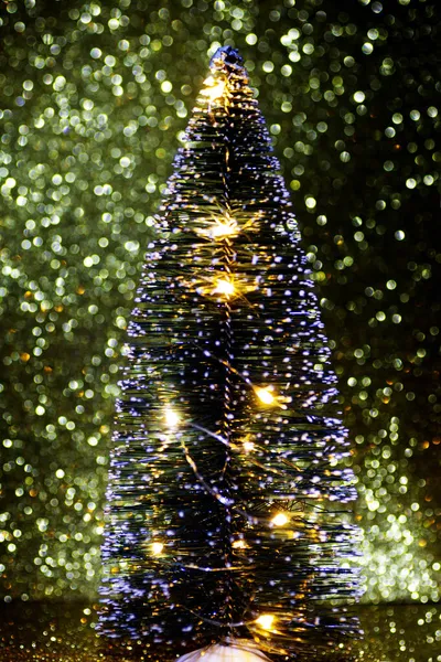 Pequena Árvore Natal Com Fundo Brilhante Brilhante Luzes Turvas Desfocadas — Fotografia de Stock