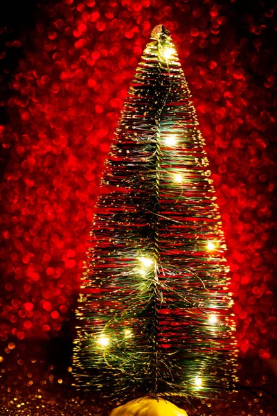 Pequeño Árbol Navidad Con Fondo Brillante Brillante Luces Borrosas Desenfocadas — Foto de Stock