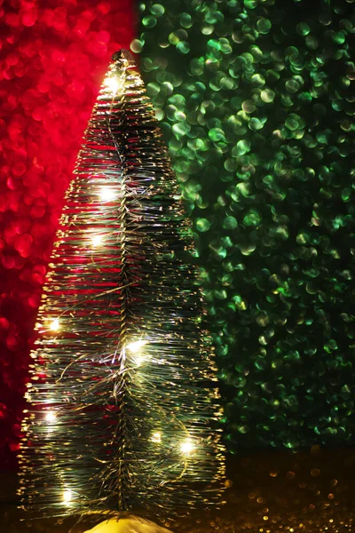 Μικρό Χριστουγεννιάτικο Δέντρο Φωτεινό Και Λαμπερό Φόντο Εστιασμένα Θολά Φώτα — Φωτογραφία Αρχείου