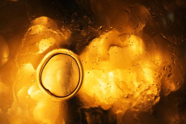 Soyut ve dekoratif arka plan ve altın sarısı ışıklar. Dünya dışı yaşam konsepti.