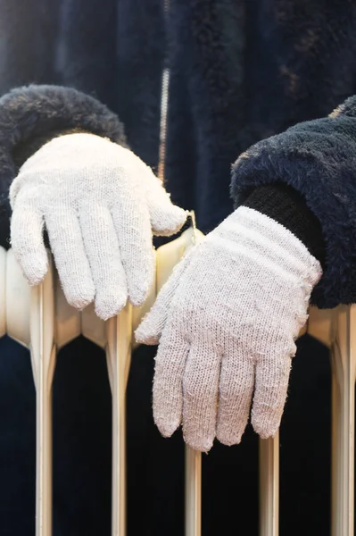 暖房ラジエーター上のウール手袋の女性の手 手に集中しろ 暖房期の概念 — ストック写真