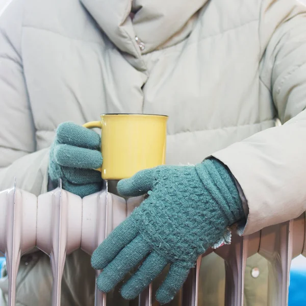 Mãos Luvas Com Uma Xícara Chá Sobre Radiador Aquecimento Concentra — Fotografia de Stock