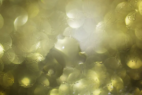 Abstrakter Hintergrund Mit Flüssigkeit Über Einem Glänzend Verschwommenen Kreis Nahaufnahme — Stockfoto