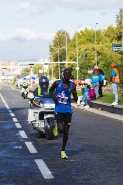 ÜSKÜP - OKTOBER, 02: Onesmus Kiplimo KIPLAGAT kazananı (erkekler) 2 Ekim 2022 'de Makedonya' nın Üsküp kentinde düzenlenen Üsküp Maratonu 'nda.