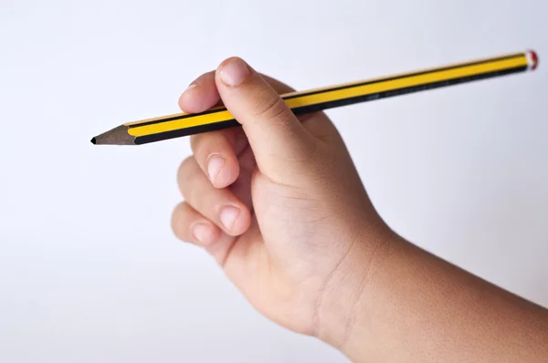 Die Hand des Kindes hält den Bleistift — Stockfoto