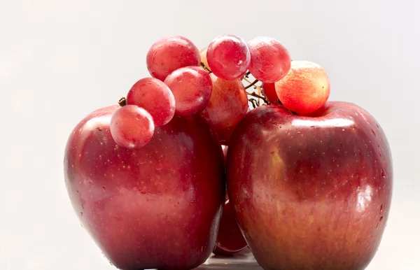 Elma ve üzüm (sağlıklı meyve) — Stok fotoğraf