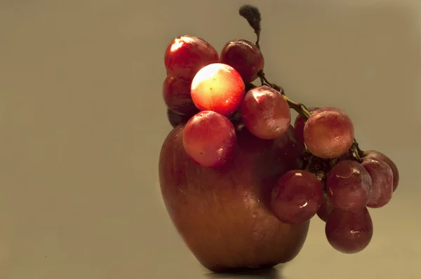 Äpfel und Trauben (gesunde Früchte)) — Stockfoto