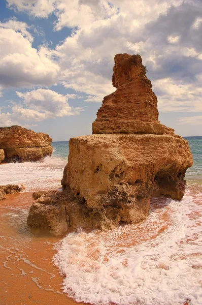 Скалы и бухты на пляже — стоковое фото