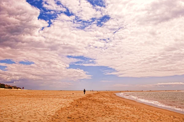 Strand en bewolkte lucht — Stockfoto