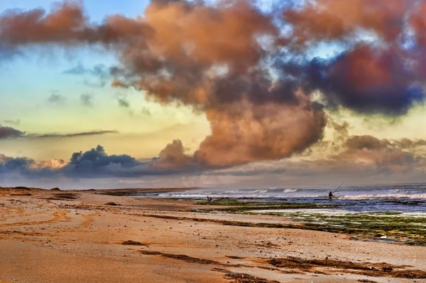 Fischer mit Angelrute am Strand — Stockfoto