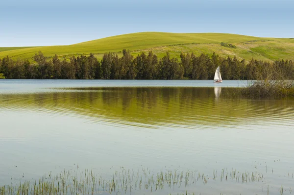 Lake and boat — Stock Photo, Image