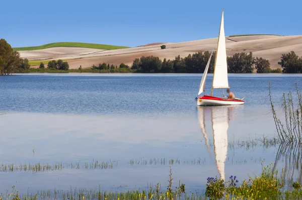 Lake and boat — Stock Photo, Image