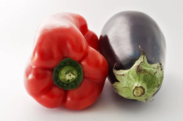 Aubergine och röd paprika — Stockfoto