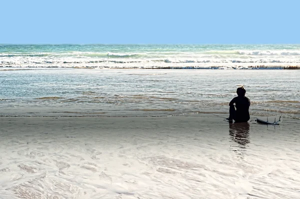 Серфер на пляже Лицензионные Стоковые Изображения