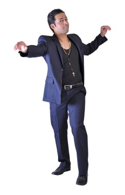 takım elbiseyle dans eden genç işadamı.