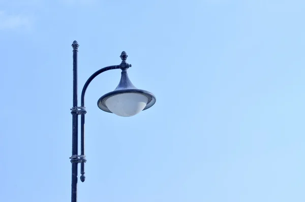 Lampa post ulice silnice než modrá obloha — Stock fotografie