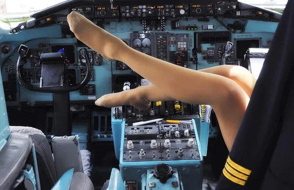 Frau im Cockpit Stockbild