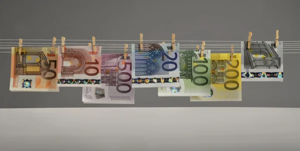 Banknoty euro, wiszące na clothorse — Zdjęcie stockowe