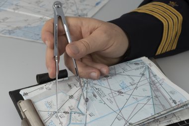 Use of a pair of compasses for navigation