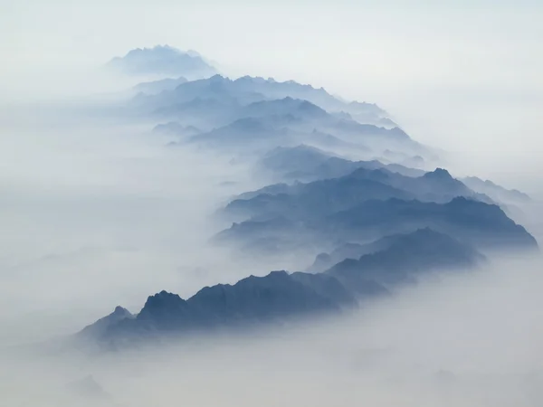 Montañas azules en la niebla — Foto de Stock