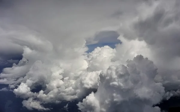 Zasłonięte przez chmury — Zdjęcie stockowe