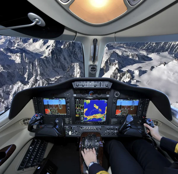 Flygande över alp Royaltyfria Stockfoton