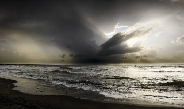 Surfer dans la tempête Image En Vente