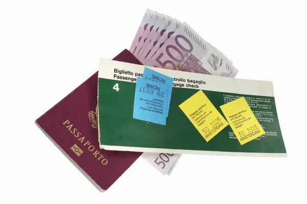 Авіаквитки, паспорт та банкноти євро — стокове фото