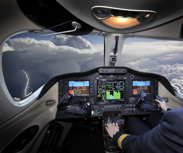 Flying away from the storm — Stock Photo, Image