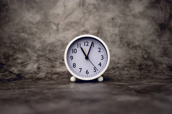 White Alarm Clock Marble Background Time Concept Setting Alarm — Stok fotoğraf